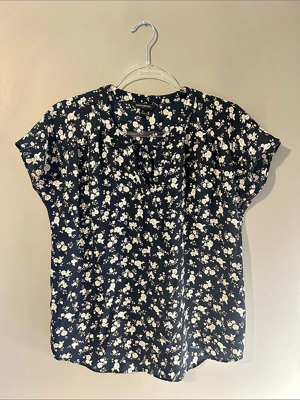 Banana Republic Floral Short Sleeve Blouse in Black & Cream (Small)